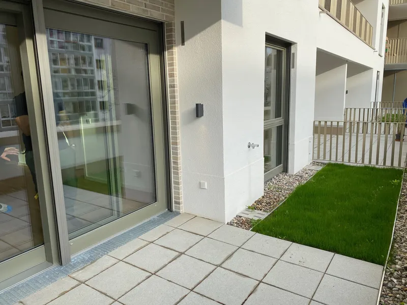 Stilvolle 3-Zi.Wohnung mit Garten, Einbauküche in zentraler Lage — photo 1